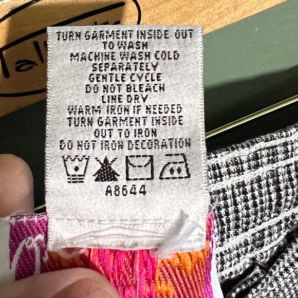 Quacker Factory Houndstooth Capri Pants Rose Embroidered Large Cotton - Picture 5 of 6